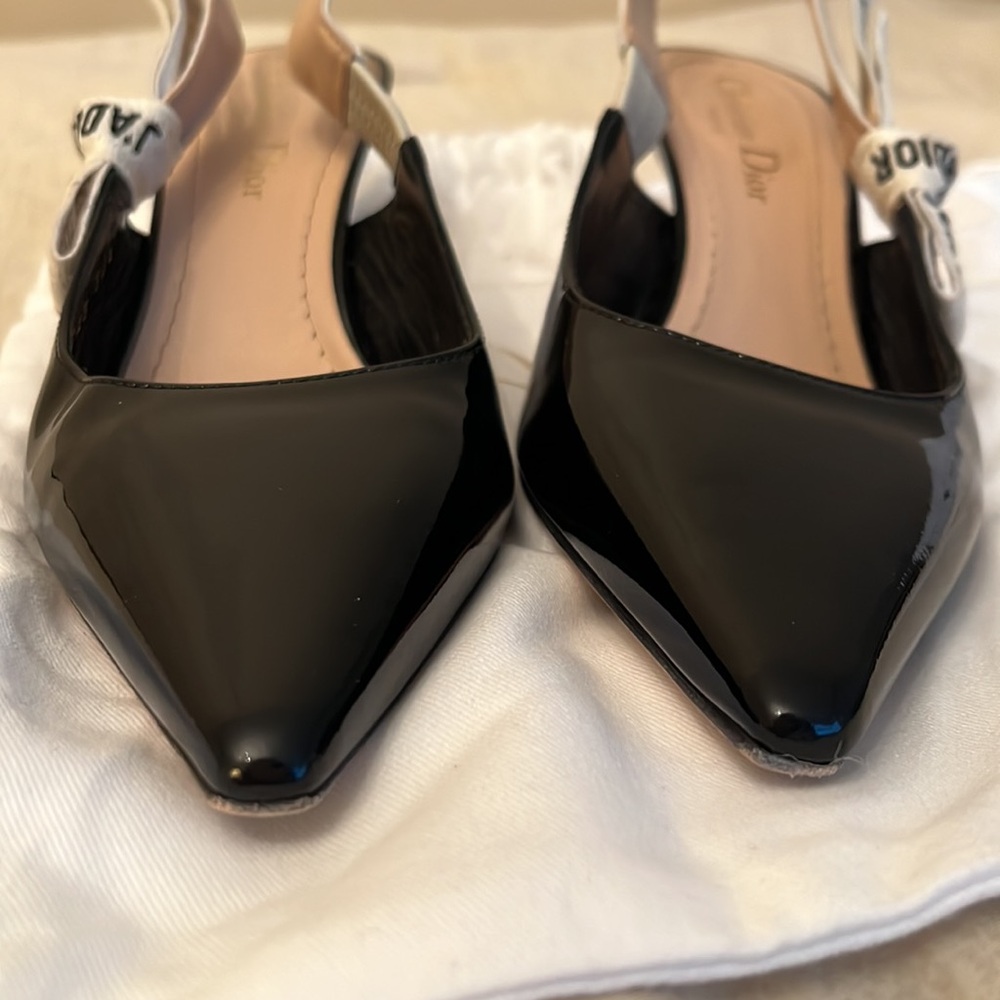 J'Adior Slingback Pump

Black Patent Calfskin
Reference: KCC201VNR_S900 - Picture 5 of 7